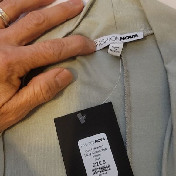 Fashion nova cowl hearted long sleeve size small - Picture 6 of 7